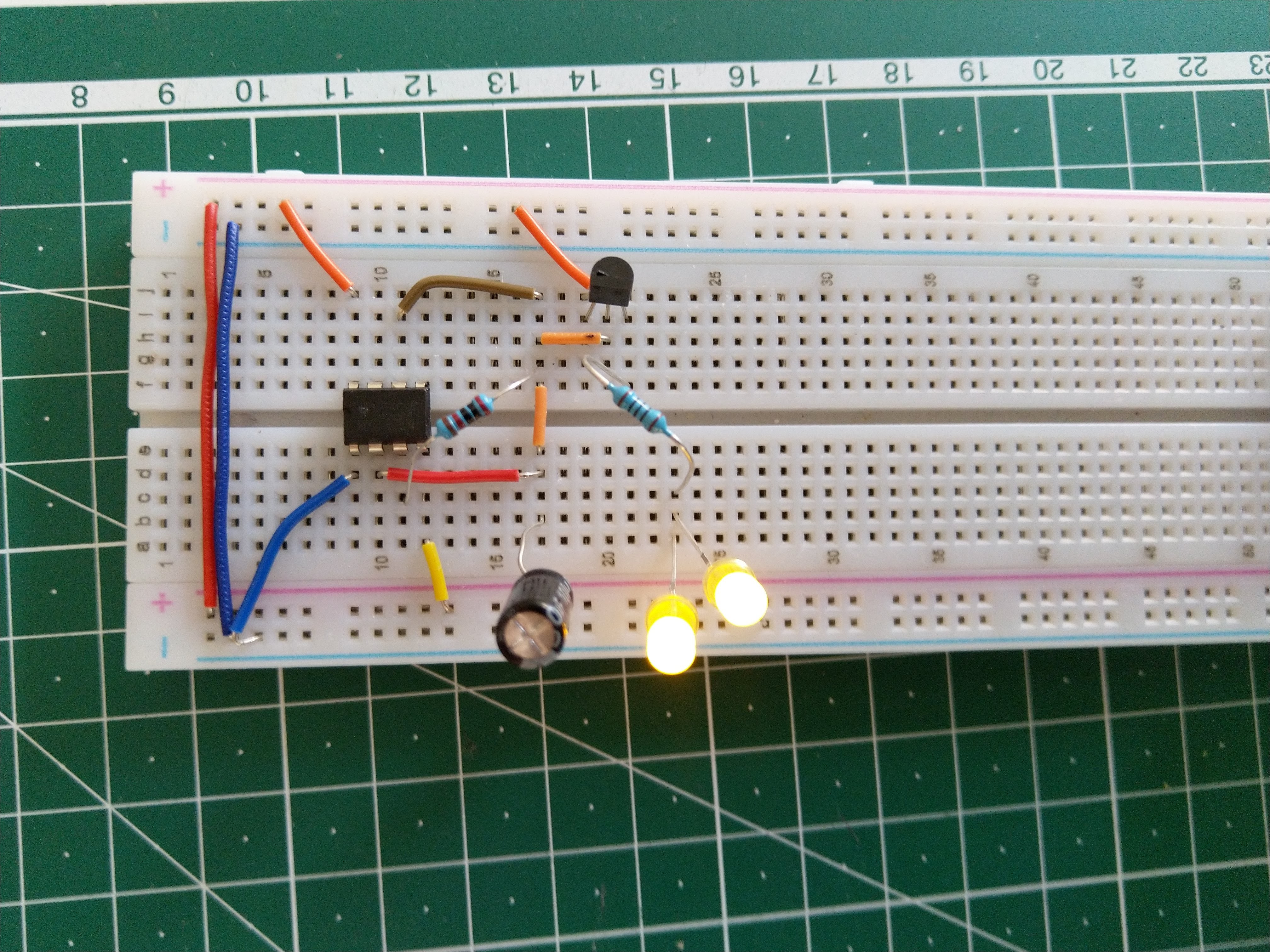 Breadboard prototype. I started with blue LEDs but they have a too high voltage drop and the effect wasn't that nice.