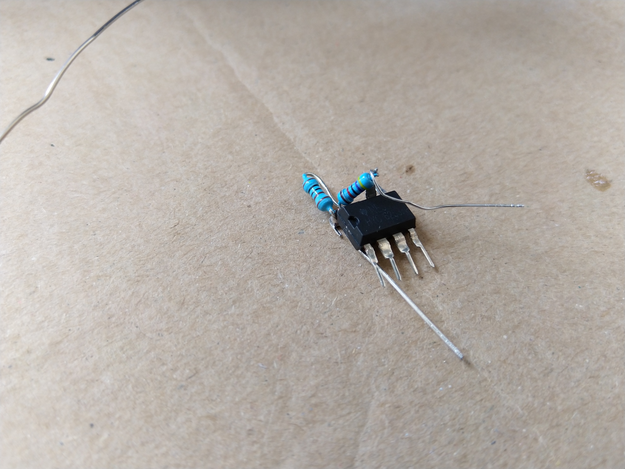 Putting together astable circuit - resistors.